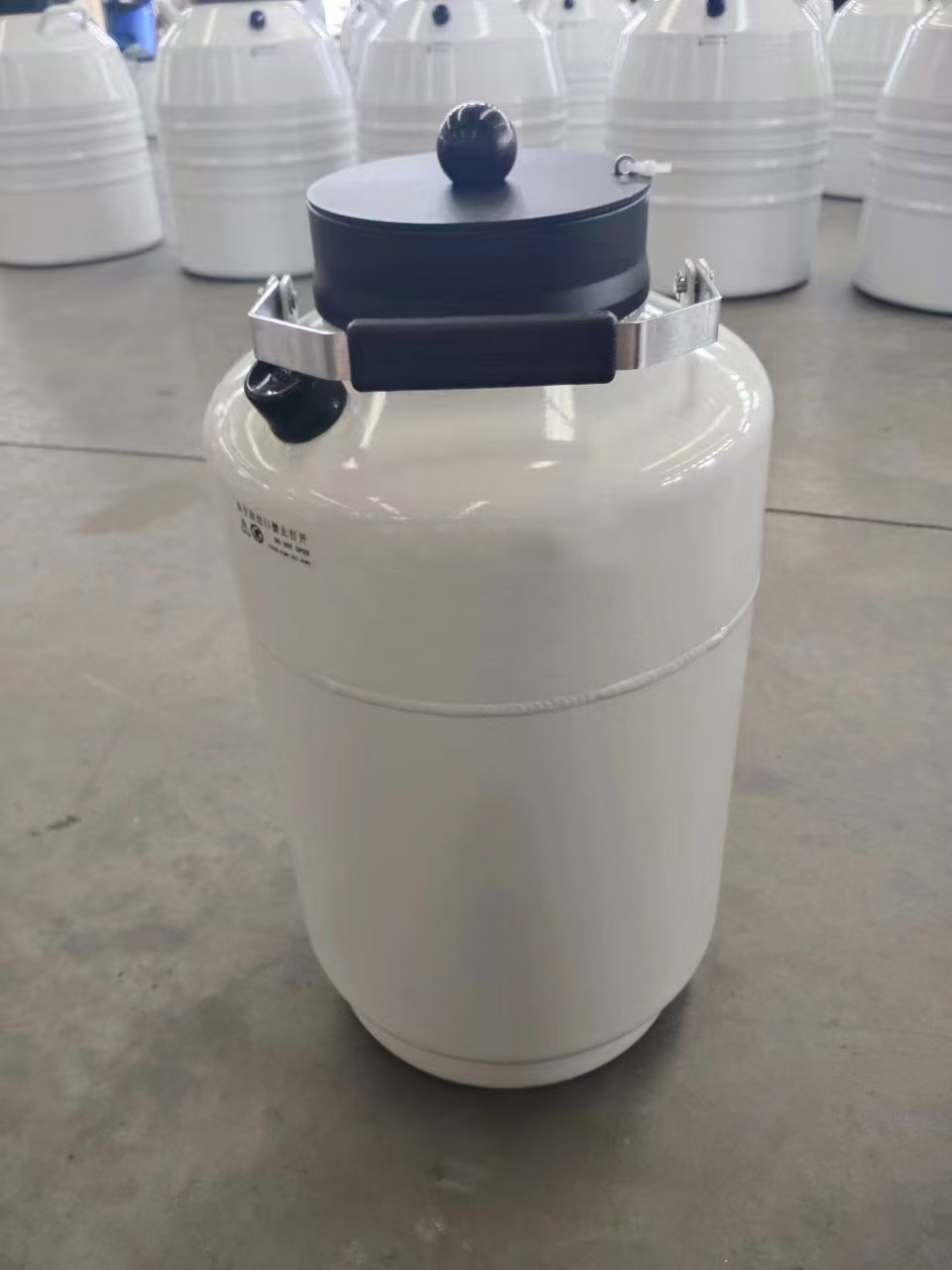 干式液氮罐10-125.jpg 干式液氮罐10-125.jpg